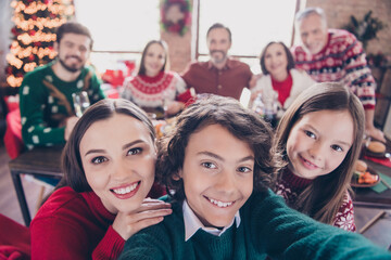 Obraz premium Self-portrait of attractive big full adorable cheerful family meeting homemade lunch party at home indoors
