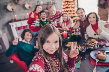 Photo portrait little girl wearing sweater celebrating winter holidays with family taking selfie showing v-sign