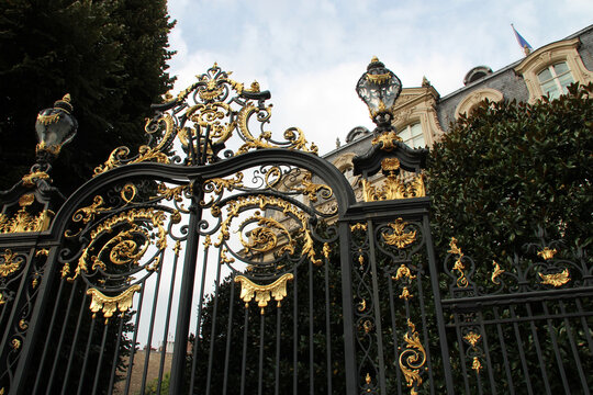 golden rail at the champs-&eacute;lys&eacute;es in paris (france)