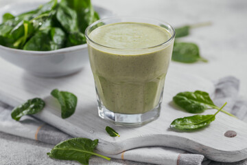 Obraz na płótnie Canvas Glass of homemade healthy green smoothie with fresh baby spinach