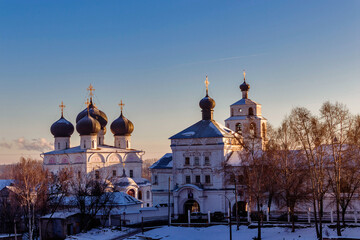 Fototapeta na wymiar uspensky trifonov monastery in kirov on a winter evening
