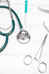 Instrumental medico, dentista para la saludo y revisión de las personal, sobre mesa blanca con...