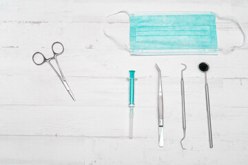 Instrumental medico, dentista para la saludo y revisión de las personal, sobre mesa blanca con matices negros