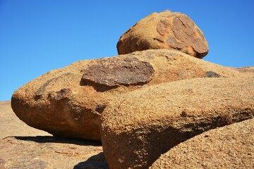 Felsbrocken im Erongogebirge auf der Farm Ameib in Namibia. 