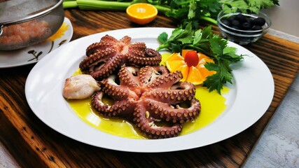 Octopus Rezept mit Garnelen und schwarze Oliven