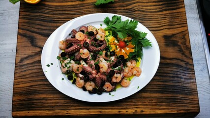 Octopus Rezept mit Garnelen und schwarze Oliven