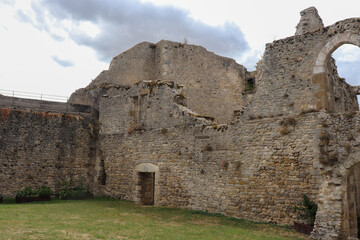Fototapeta na wymiar Centre - Loiret - Yèvre le Châtel - Cour et murs en ruine du chateau