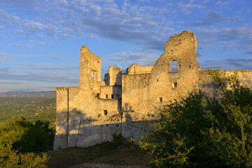 Les ruines du château de Sade (11è siècle) du village Lacoste (84480) sous le soleil couchant, département du Vaucluse en région Provence-Alpes-Côte-d'Azur, France