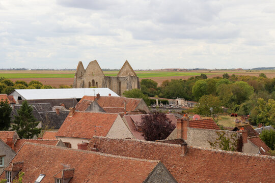 Centre - Loiret - Vue sur Yèvre le Châtel et l'église Saint-Lubin en ruine