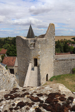 Centre - Loiret - Yèvre le Châtel - Vue sur une tour du chateau et le chemin de ronde