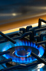 Gaz brûlant avec des flammes bleues sur le brûleur d'une cuisinière à gaz. Concept d'empreinte carbone et de prix du gaz naturel sur le marché