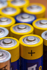 Nombreuses piles électriques AA usagées, alignées debout et vue de dessus. Concepts de dépense...