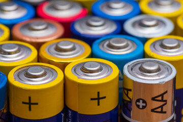 Nombreuses piles électriques AA usagées, alignées debout et vue de dessus. Concepts de dépense...