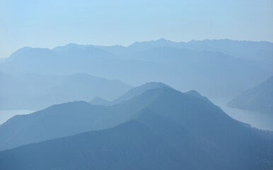 Obraz premium Mountain range silhouette in a blue haze