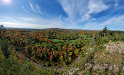 Fototapeta na wymiar Fall colors in the Canadian forest in the province of Quebec