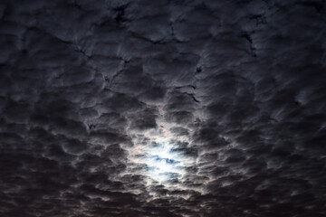 księżyc za chmurami
