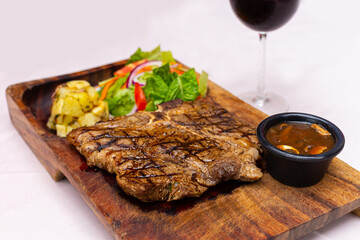 Lateral Corte de carne con papas y ensalada