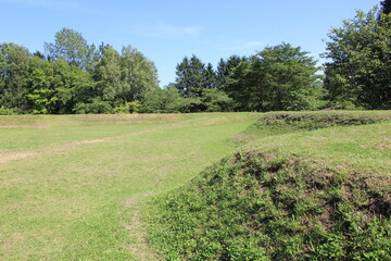 起伏のある広場