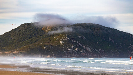nuvens e o mar e as montanhas da praia do santinho florianopolis santa catarina brasil florianópolis
