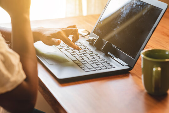 Mujer De Negocios De Piel Morena Anónima Utilizando La Computadora En Un Plano Cerrado 