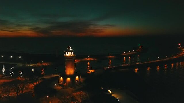 Wiosenny zach&oacute;d  słońca nad morzem ,  Latarnia Morska - Port  Kołobrzeg.