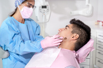 Obraz na płótnie Canvas Doctor treats patient teeth in modern dental clinic. High quality photo