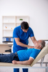 Obraz premium Old male patient visiting young male doctor