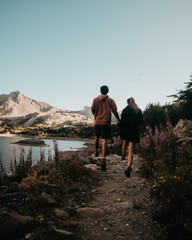 Couple baladant au bord d'un lac