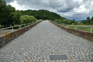 Kopfsteinpflasterstrasse auf der Werrabrücke / Brücke der Einheit in Vacha / Thüringen
