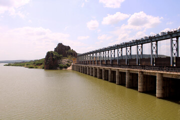 Obraz premium Beautiful view of the Herkel Bridge cum barrage.