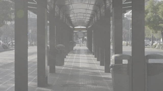 estaci&oacute;n de autobuses argentina con transito de personas y colectivos en capital 