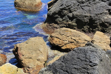 海に面した岩場