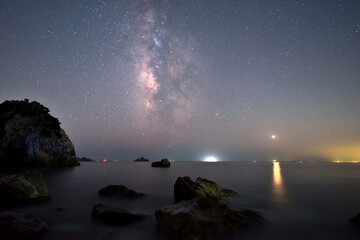 海に立ち昇る天の川銀河、