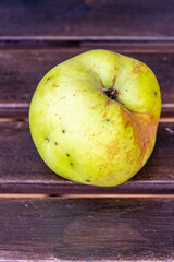 Manzana sobre una mesa de madera