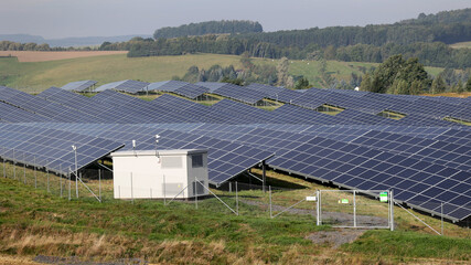 Farma ekologicznych paneli słonecznych na polanie.  - obrazy, fototapety, plakaty