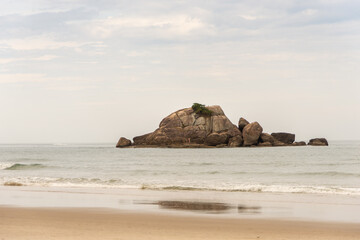 ilha de pedras vista da praia