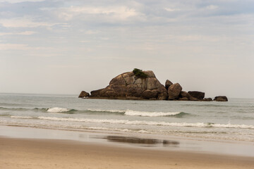 ilha no meio do mar vista da praia