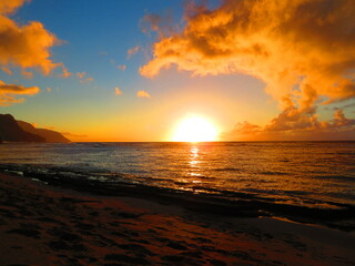 Naklejka na ściany i meble Beautiful sunset in Hawaii by ocean