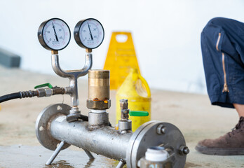 Header and two guage pressor for test safety valve in factory