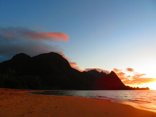 Fototapeta na wymiar Beautiful sunset in Hawaii by ocean