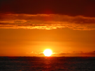 Fototapeta na wymiar Beautiful sunset in Hawaii by ocean