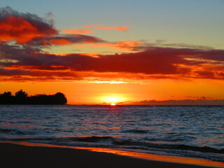 Obraz premium Beautiful sunset in Hawaii by ocean