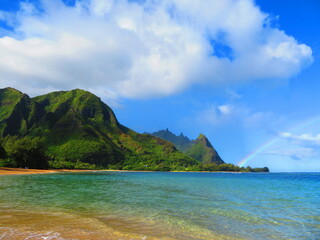 Fototapeta premium Beautiful sunset in Hawaii by ocean