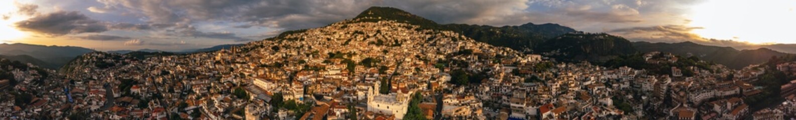 Fototapeta na wymiar Panoramic view of Taxco, Guerrero Mexico at morning 