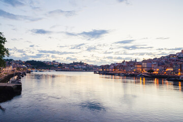 Obraz premium nightfall on the riverbank