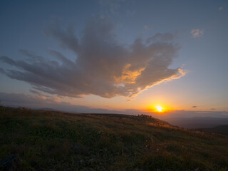 霧ヶ峰のニッコウキスゲ群生地の丘から見た夕日・夕焼け
