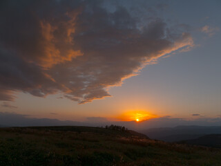 霧ヶ峰のニッコウキスゲ群生地の丘から見た夕日・夕焼け