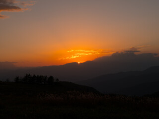 霧ヶ峰のニッコウキスゲ群生地の丘から見た夕日・夕焼け