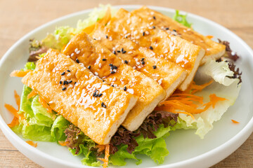 teriyaki tofu salad with sesame