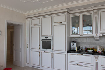 kitchen set with carvings on the facades and carved inserts in white with gray patina